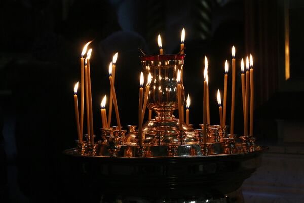 Покупка свечи — это жертва храму, в который человек пришел помолиться. - Sputnik Беларусь
