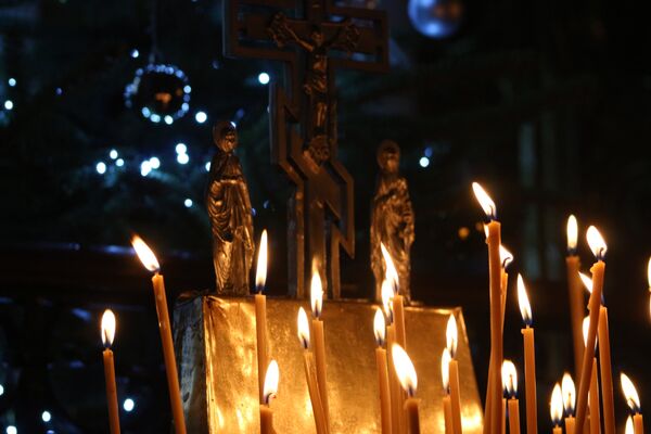 Свечи не стоит приносить из других храмов. - Sputnik Беларусь