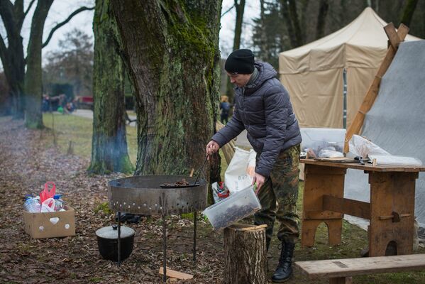Перекусить можно было на месте: гостям предлагали еду, приготовленную на огне. - Sputnik Беларусь