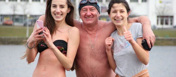 Несмотря на капризы погода белорусские моржи не унывают - Sputnik Беларусь