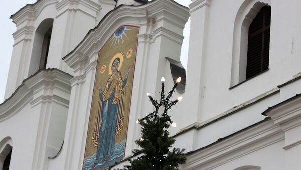 Традиционно на площадке перед собором ставят елку, украшенную огнями и вифлеемской звездой - Sputnik Беларусь