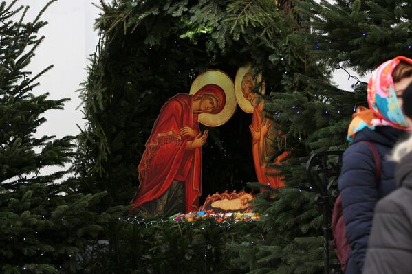Перед главным собором в Минске установлен вифлеемский вертеп с младенцем Иисусом. - Sputnik Беларусь