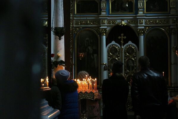 На Рождество в храмах целый день горит много свечей. - Sputnik Беларусь