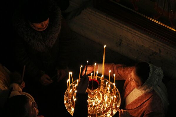 В этот день верующие не только ставят свечи, но и исповедуются и причащаются Тайн Христовых. - Sputnik Беларусь