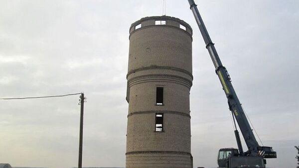 В Ружанах МЧС доставало рабочих из водонапорной башни с помощью подъемного крана - Sputnik Беларусь