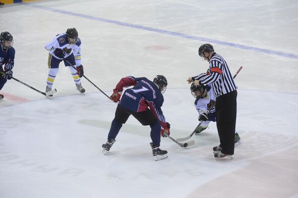 Грифоны и Медведь сражаются в финальном матче Золотой шайбы - Sputnik Беларусь