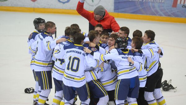 Хоккеисты команды Медведь радуются победе в финале Золотой шайбы - Sputnik Беларусь