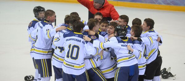 Хоккеисты команды Медведь радуются победе в финале Золотой шайбы - Sputnik Беларусь