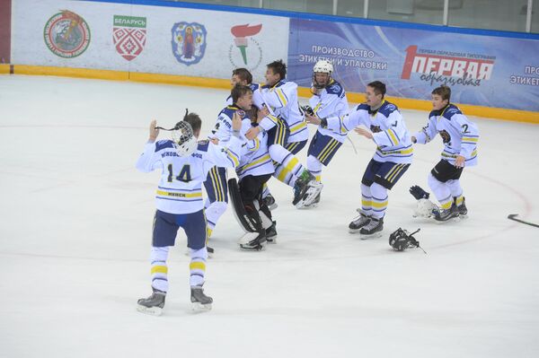 Хоккеисты команды Медведь радуются победе в финале Золотой шайбы - Sputnik Беларусь