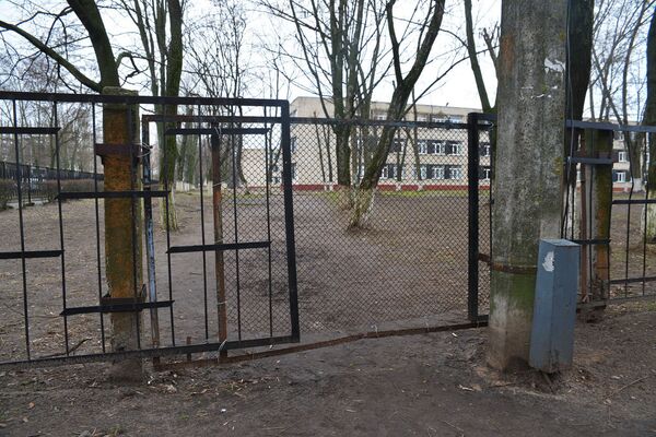 Белорусское законодательство не предусматривает административной ответственности за посещение территории школы посторонними, но школы все должны быть огорожены - Sputnik Беларусь