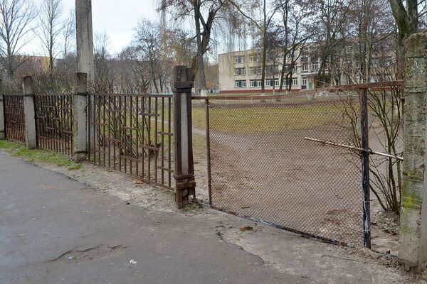 Неофициальные входы на территорию гимназии закрыли сеткой-рабицей - Sputnik Беларусь