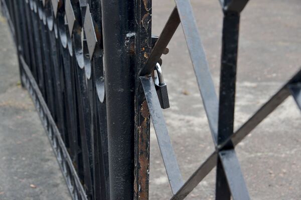 Посторонние имеют право отдыхать или проходить через двор гимназии, когда калитки открыты  - Sputnik Беларусь