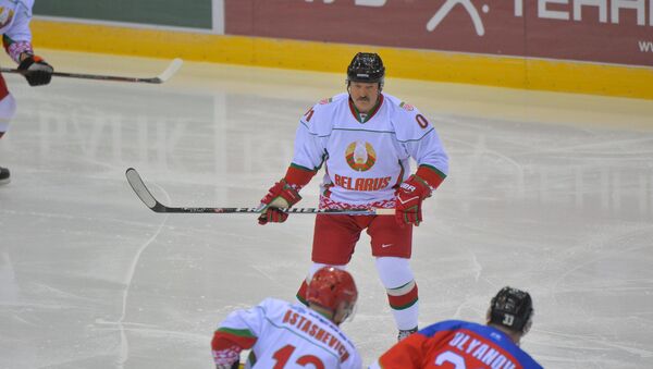Президент Беларуси Александр Лукашенко во время финального матча Рождественского турнира по хоккею - Sputnik Беларусь