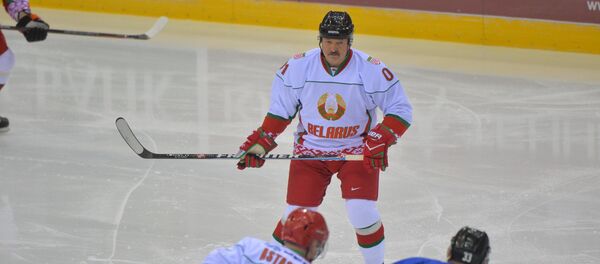 Президент Беларуси Александр Лукашенко во время финального матча Рождественского турнира по хоккею - Sputnik Беларусь