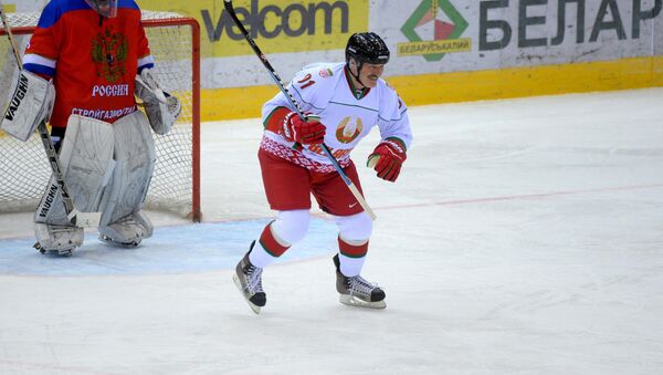 Александр Лукашенко играет в хоккей, архивное фото - Sputnik Беларусь