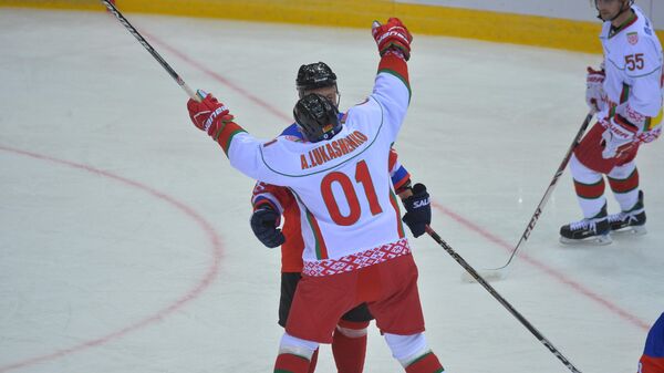Александр Лукашенко во время хоккейного матча, архивное фото - Sputnik Беларусь
