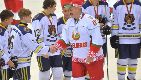 Александр Лукашенко поздравляет хоккеистов Медведя с победой - Sputnik Беларусь