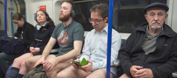 Флешмоб В метро без штанов прошел в подземке Лондона - Sputnik Беларусь