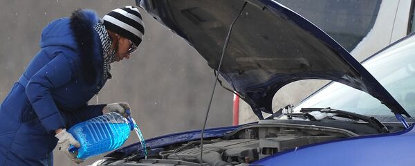 Заливка незамерзающей жидкости, архивное фото - Sputnik Беларусь