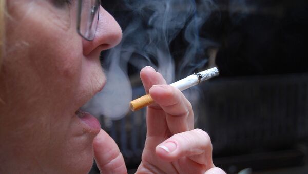 Женщина курит сигарету - Sputnik Беларусь