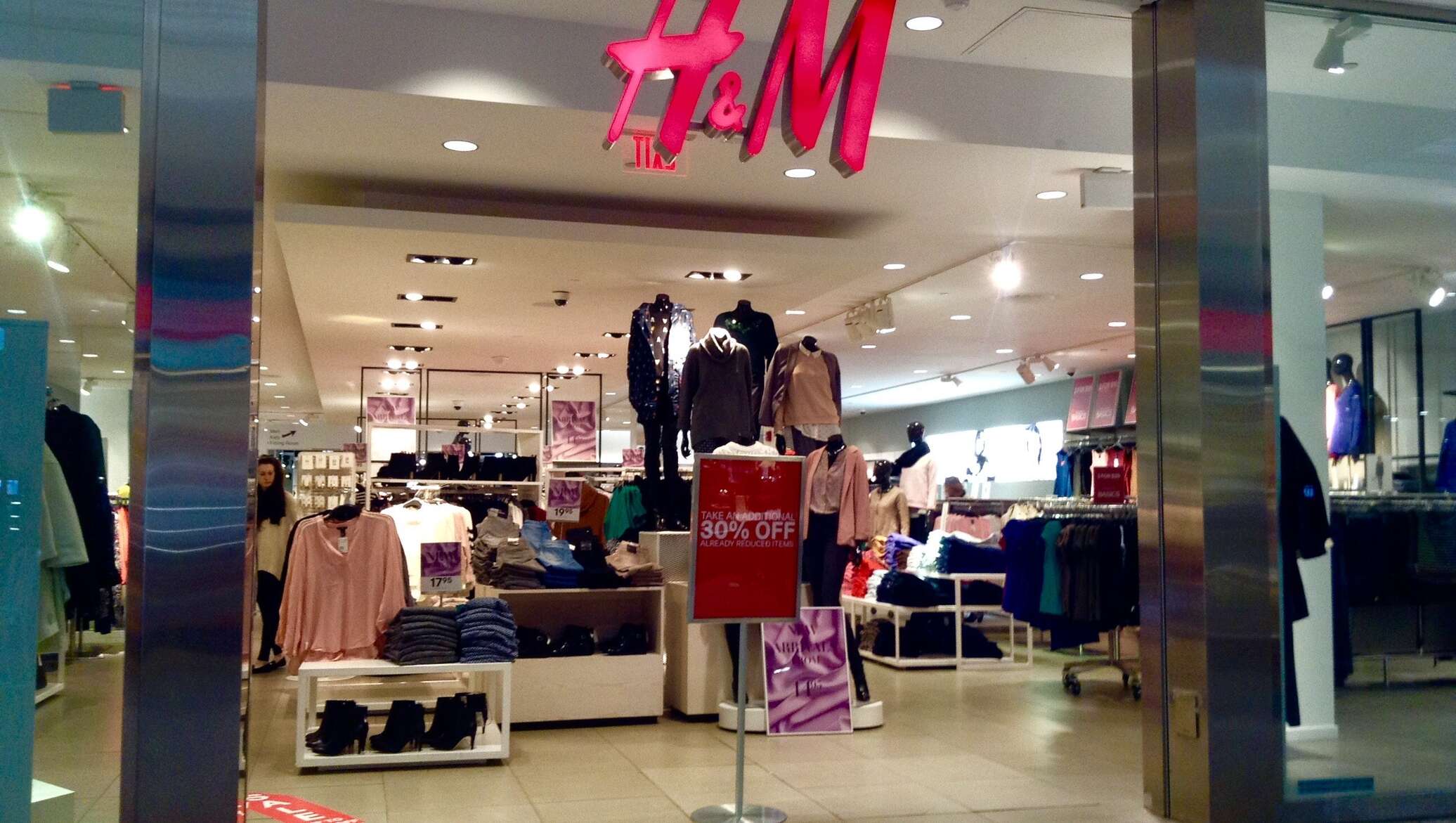 H m shopping. Шведский ритейлер h&m. H M магазин. H&M фото. H M одежда.