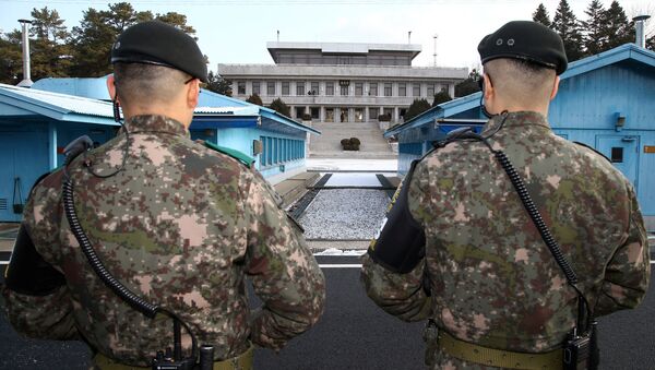 Корейские солдаты в демилитаризированной зоне - Sputnik Беларусь