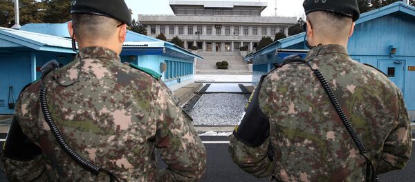 Корейские солдаты в демилитаризированной зоне Корейские солдаты в демилитаризированной зоне - Sputnik Беларусь