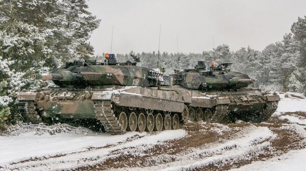 Экипажи танков Leopard2A4  и Leopard2A5 на марше - Sputnik Беларусь