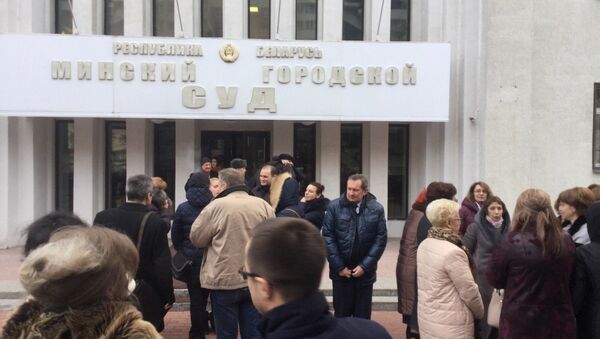Эвакуация посетителей Мингорсуда после сообщения о пожаре - Sputnik Беларусь
