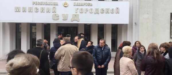 Эвакуация посетителей Мингорсуда после сообщения о пожаре Эвакуация посетителей Мингорсуда после сообщения о пожаре - Sputnik Беларусь