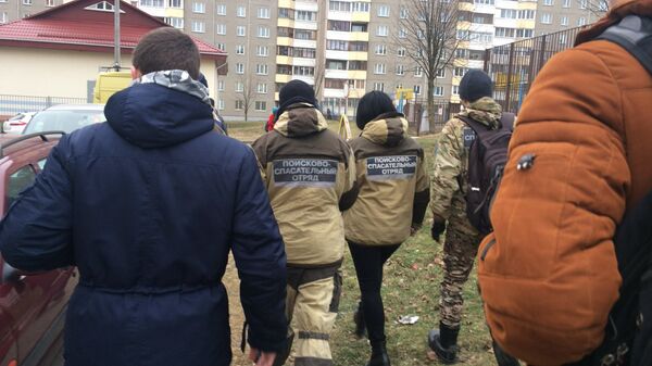 Волонтеры прочесывают минские дворы в поисках мальчика Волонтеры прочесывают минские дворы в поисках мальчика - Sputnik Беларусь