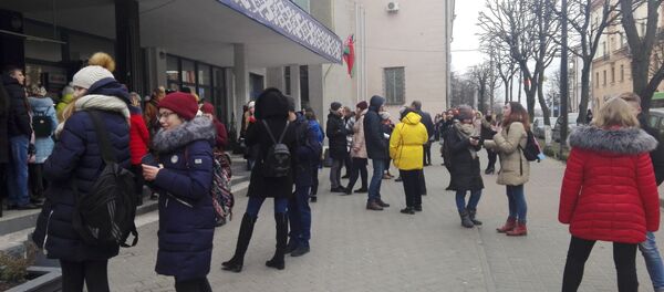 Поклонники Алексеева собрались у бара - Sputnik Беларусь