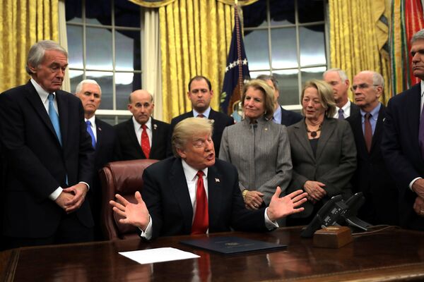 Президент США Дональд Трамп в Овальном кабинете Белого дома - Sputnik Беларусь