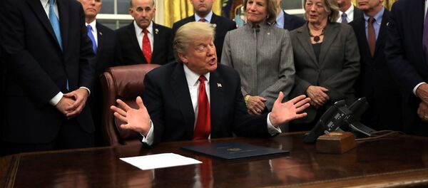 Президент США Дональд Трамп в Овальном кабинете Белого дома - Sputnik Беларусь
