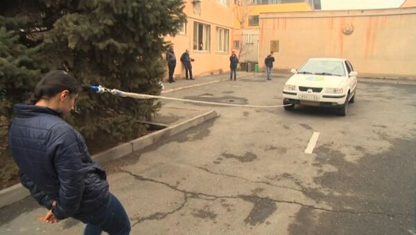 16-летняя армянская спортсменка тянет автомобиль с помощью волос - Sputnik Беларусь