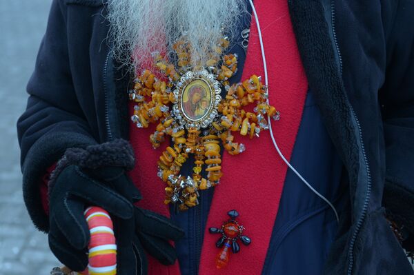 Янтарь для подвески дед Казимир собрал своими руками в Калининграде Янтарь для подвески дед Казимир собрал своими руками в Калининграде - Sputnik Беларусь