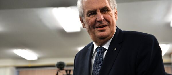 Кандидат на выборах президента Милош Земан на избирательном участке в Праге - Sputnik Беларусь