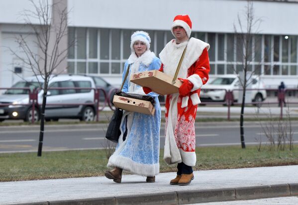 Некоторые Деды Морозы и Снегурочки пришли на праздник пешком. - Sputnik Беларусь