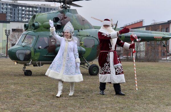 Но главные Дед Мороз и Снегурочка, по традиции, прилетели на вертолете. - Sputnik Беларусь