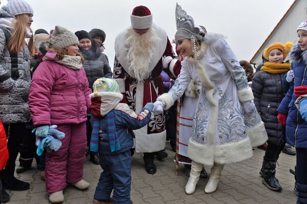 Дети восторженно встретили прилетевших на вертолете Деда Мороза и Снегурочку. - Sputnik Беларусь