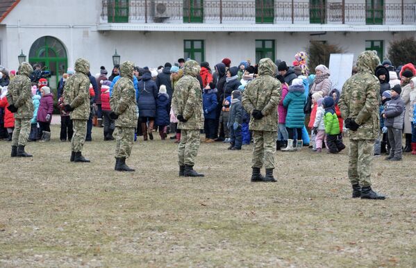 Никто не нарушит порядок на детском празднике, если его охраняет спецназ. - Sputnik Беларусь