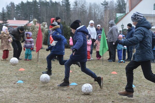 Помимо культурной программы на празднике развернулась спортивная площадка. - Sputnik Беларусь