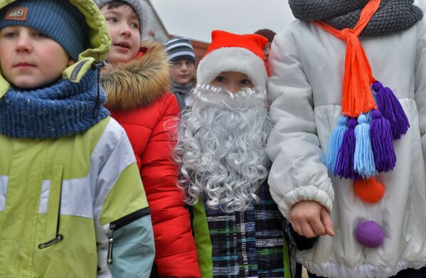 Был замечен на празднике самый маленький Дед Мороз. - Sputnik Беларусь