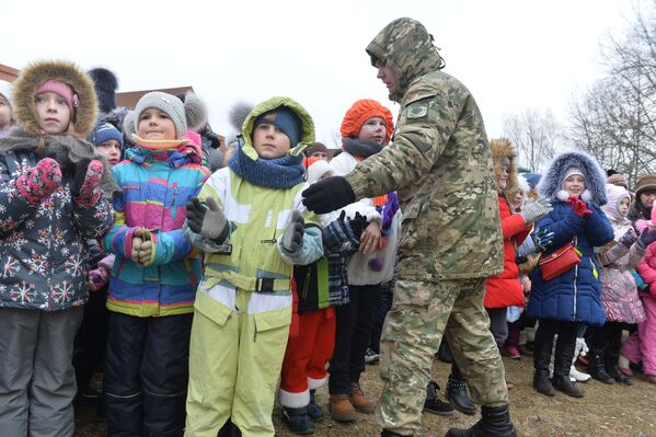 Только спецназ может навести порядок на детском празднике. - Sputnik Беларусь