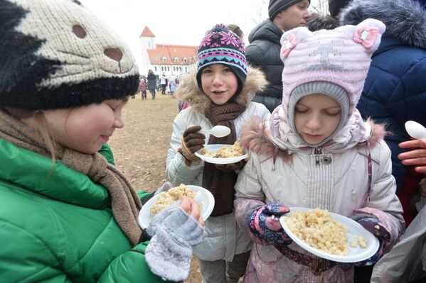 Внутренние войска накормили всех желающих солдатской кашей из полевой кухни. - Sputnik Беларусь
