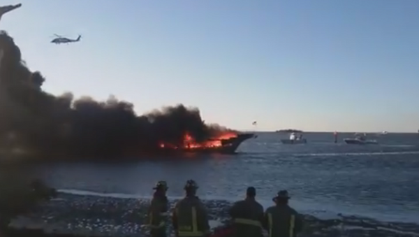 Корабль-казино сгорел в порту во Флориде - Sputnik Беларусь