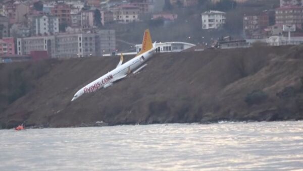 Пассажирский самолет в Турции застрял на склоне над морем. Кадры с места ЧП - Sputnik Беларусь