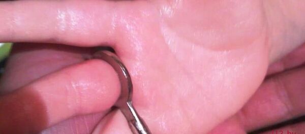 Застрявший в ключе палец - Sputnik Беларусь