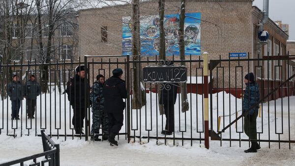 Полиция у школы в Перми, где произошла драка - Sputnik Беларусь