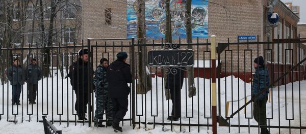 Полиция у школы в Перми, где произошла драка Полиция у школы в Перми, где произошла драка - Sputnik Беларусь